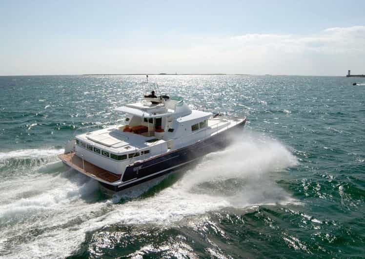 Busan: Group Sightseeing Yacht Cruise with Snacks and Drinks - Snacks, drinks, and photo help that actually improves your results