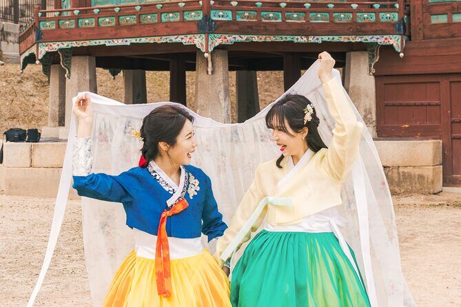 Gyeongbokgung Palace Hanbok Rental Experience in Seoul - Choosing Your Hanbok: Traditional Looks vs King and Queen Themes