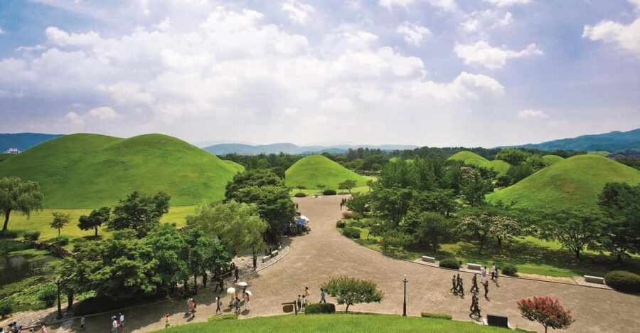 Gyeongju: UNESCO Highlights Tour with Guide and Ticket - Woljeonggyo Bridge, Gyochon Choi Clan Homes, and Joseon-Era Texture