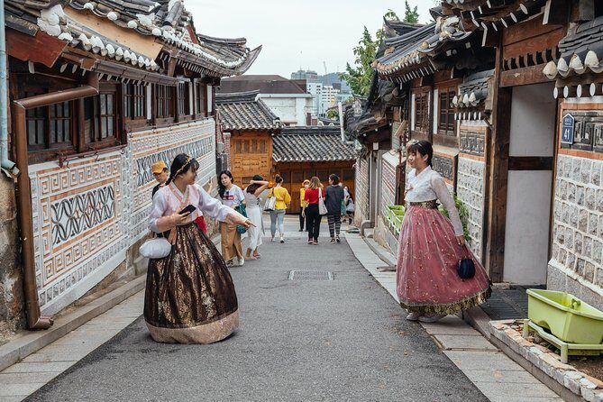 Highlights & Hidden Gems With Locals: Best of Seoul Private Walking Tour - Stop 2: Jogyesa Temple when the city gets quiet