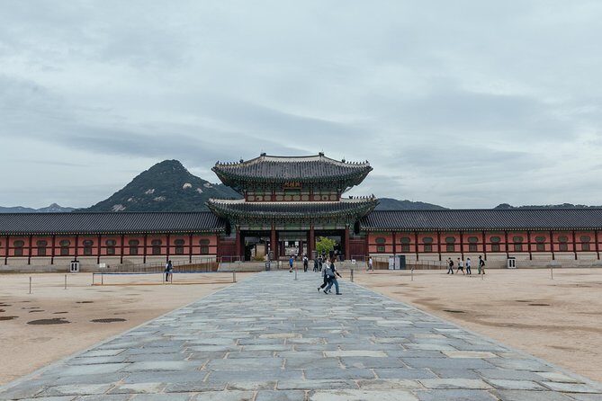 Highlights & Hidden Gems With Locals: Best of Seoul Private Walking Tour - The “with a local” part: what you actually get from your host