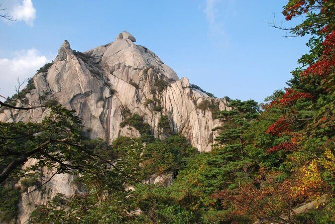 Hiking in Seoul : Bukhansan National Park - Route choice: Seunggasa for an achievable climb, Bibong for the workout