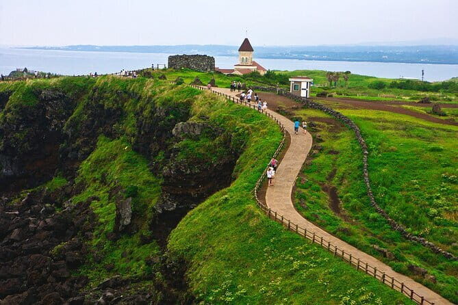 Jeju Eastern Cultural Exploration Day Tour - Seongeup Folk Village: Traditional Houses and Everyday Heritage