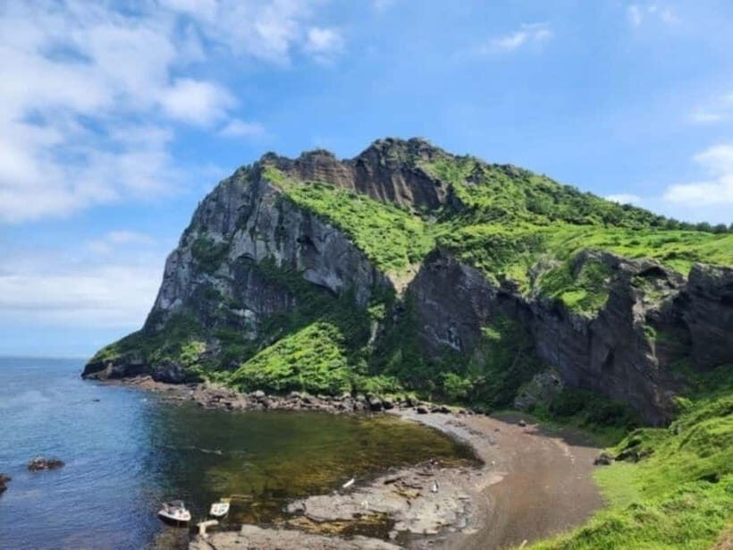 Jeju Eastern Highlight Tour with Women divers show - Key highlights that matter on the ground