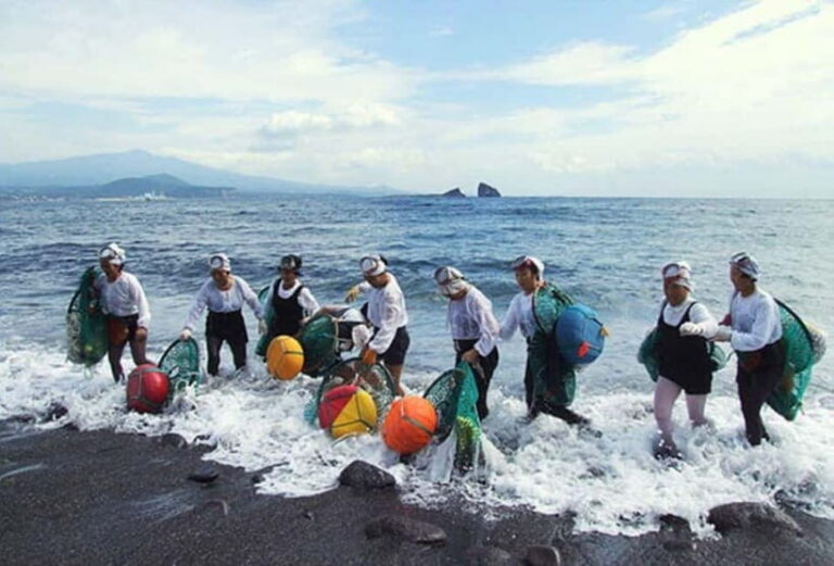 Jeju Eastern Highlight Tour with Women divers show - Hamdeok Beach time: white sand and an easy start