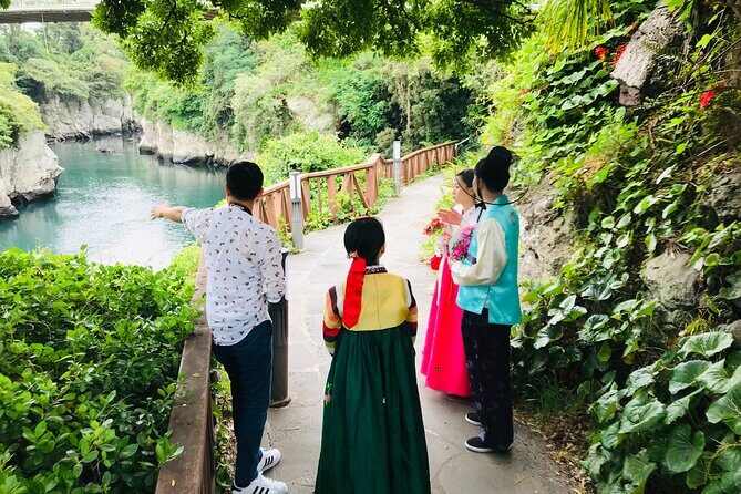 [Jeju] Hanbok Private guide tour & photo session in beautiful Yongduam rock, - Key Points That Matter Before You Go