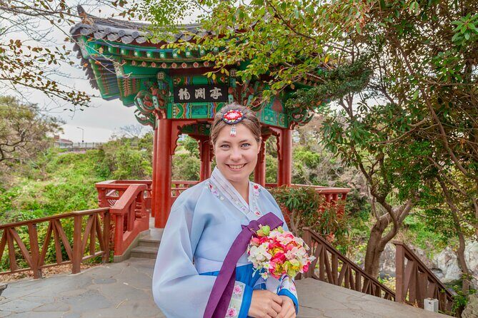[Jeju] Hanbok Private guide tour & photo session in beautiful Yongduam rock, - What This Tour Feels Like Day-of
