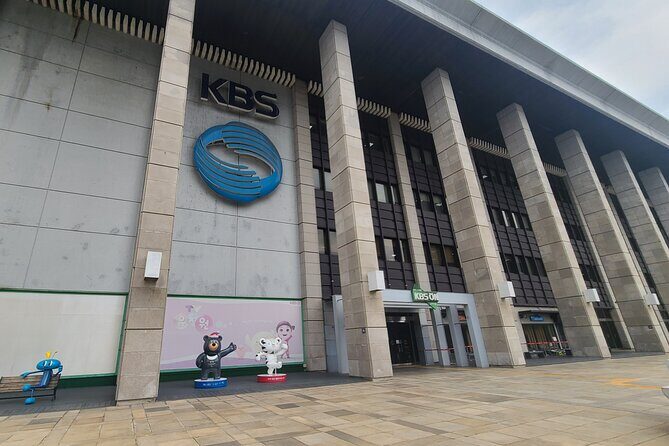 K-POP Experience in Seoul: Real K-POP Agency & Fan Culture - MAKESTAR: Real Agency Access, Fan Rituals, and Artist Messages