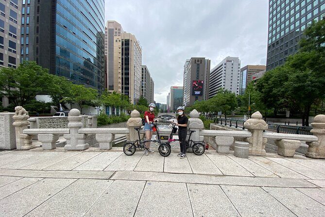 Market Food Tour & Evening E-bike Ride in Seoul - Night ride payoff: blue house views and the financial district glow