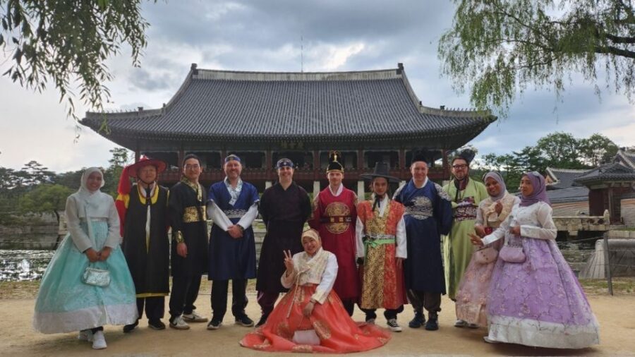 Private Customized Seoul Tour with Your Korean Buddy - Old neighborhood walking: Samcheongdong and Insadong