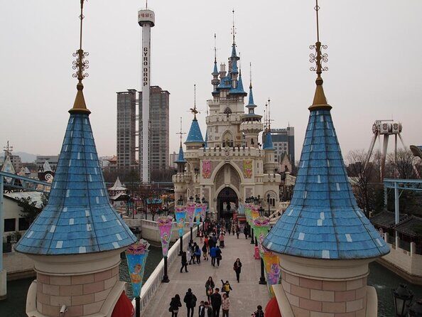 Private Tour to Lotte Tower, Aquarium and Lotte world Theme park - A Full Day Built Around the Lotte Complex