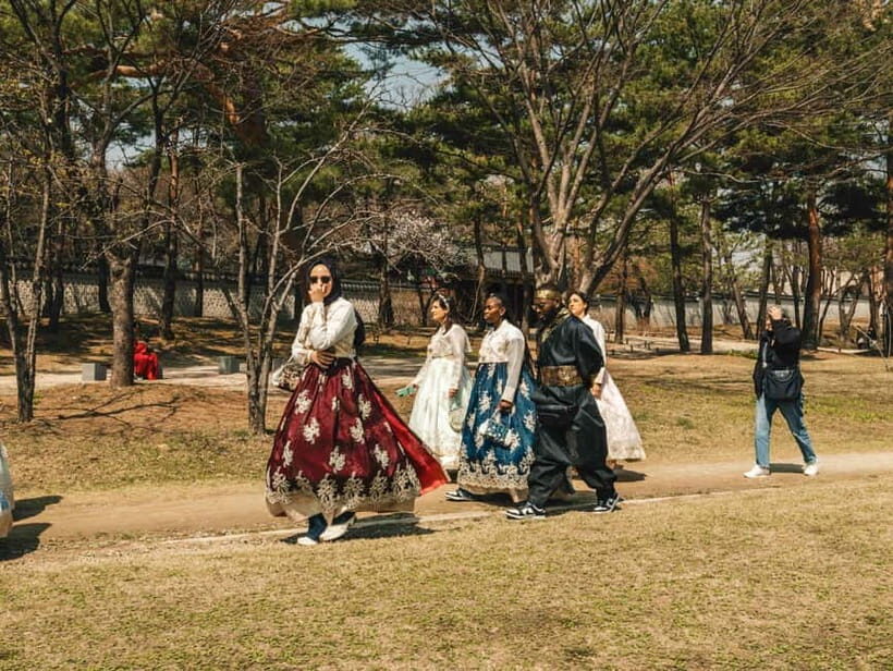 Seoul: City Hightlights, Palace Tour, and Optional Hanbok - Before you go: what this 4-hour walk really means