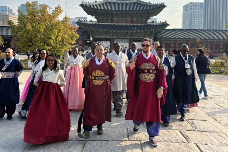 Seoul: City Hightlights, Palace Tour, and Optional Hanbok - Hanbok dressing at K star Hanbok: fun start, real logistics