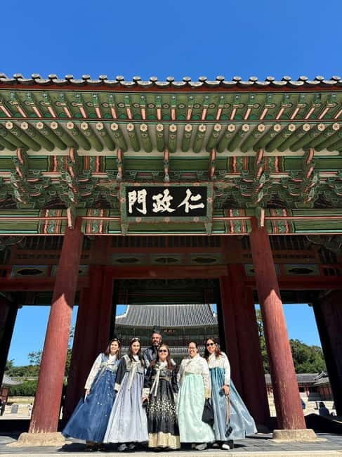 Seoul City Tour: Gyeongbok Palace, N Tower & Local Market - Insadong Arts and Crafts Market: your lunch-free window for snacks and souvenirs