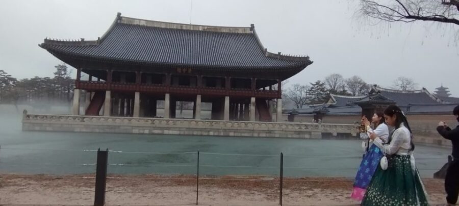 Seoul: DMZ, Gyeongbokgung Palace & City Tour - Gyeongbokgung Palace: back to Seoul, with real-world palace life