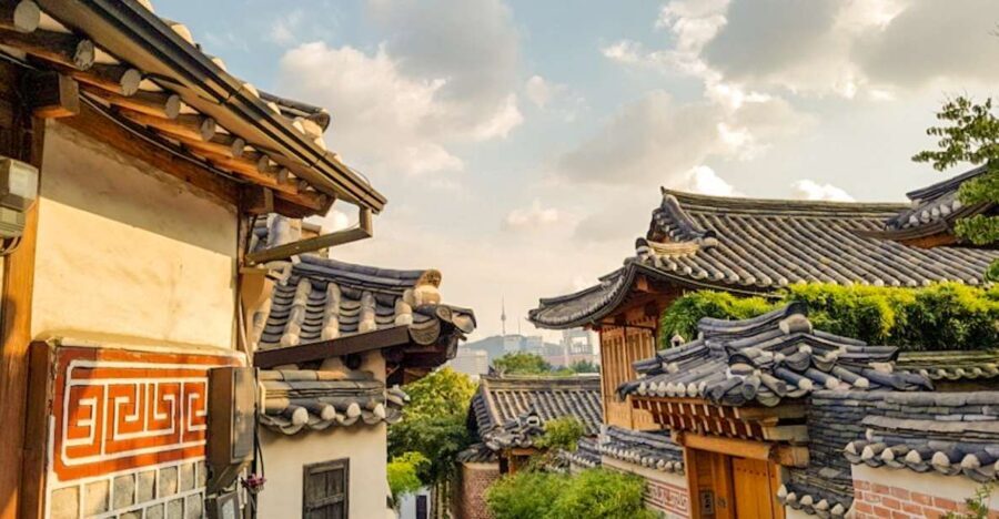 Seoul: Gyeongbok Palace and Bukchon Hanok Walking Tour - Guides and group size: what the best mornings have in common
