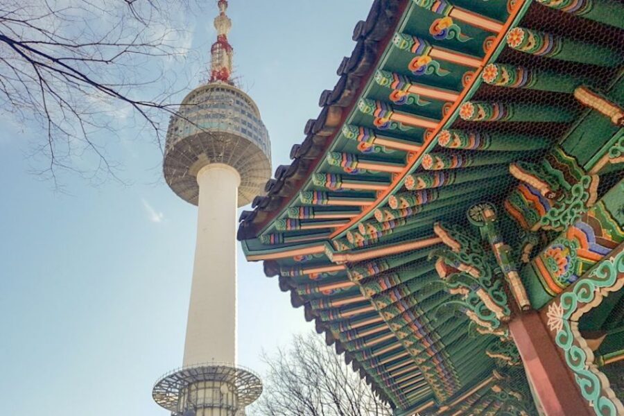 Seoul: Gyeongbok Palace and Bukchon Hanok Walking Tour - Gyeongbokgung Palace and the royal guards ceremony: the moment it clicks