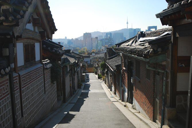 Seoul: Gyeongbok Palace, Bukchon Village, and Gwangjang Tour - Gyeongbokgung Palace and the Royal Guard Changing Ceremony