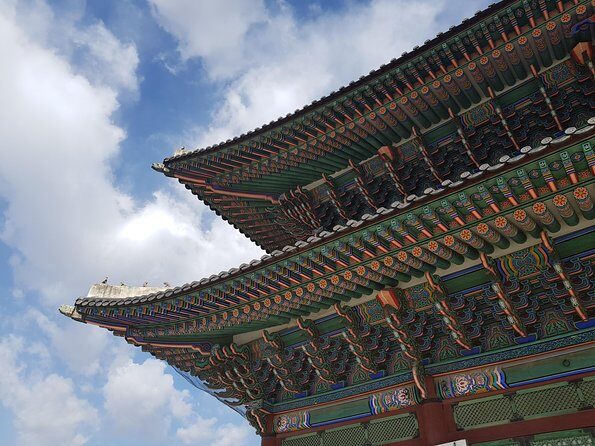 Seoul: Gyeongbok Palace, Bukchon Village, and Gwangjang Tour - The Korean Ginseng Museum stop: shopping with context