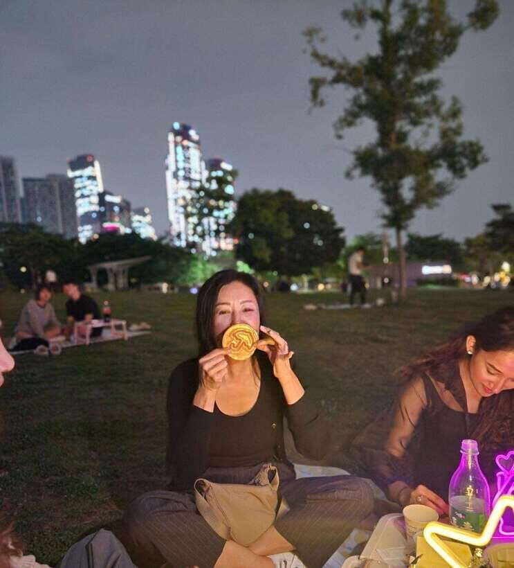 Seoul: Han River Guided Night Cruise and Hangang Park Picnic - Yeouido Hangang Park picnic: food first, then games