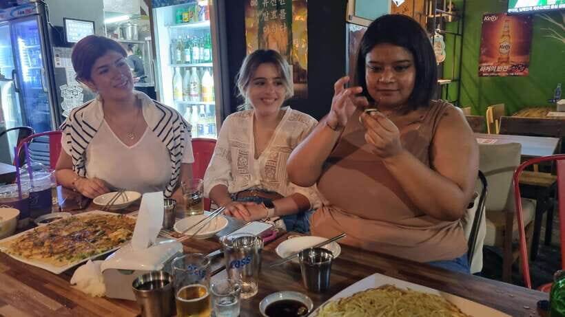Seoul: Korean Drinking Games Night (non-drinkers welcome) - Local Bar Session: Games, Somaek, Soju Bomb, and Korean Pizza
