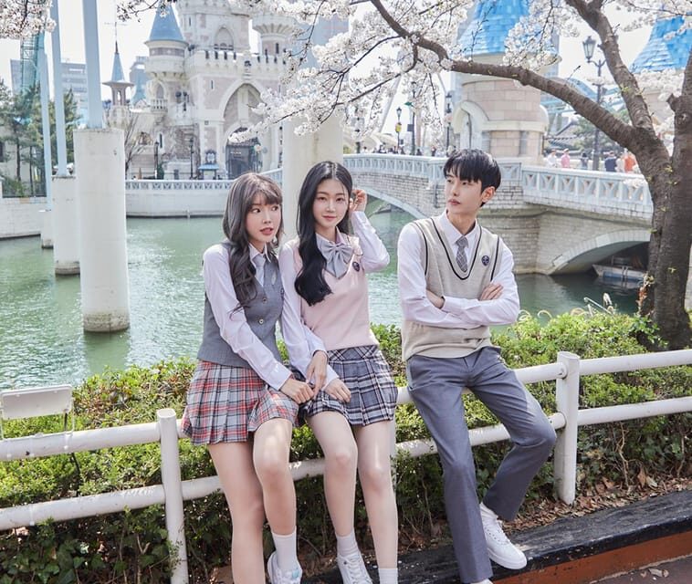 Seoul: Lotte World 1 Day Pass & Korean School Uniform Rental - Using the QR code and admission email without stress