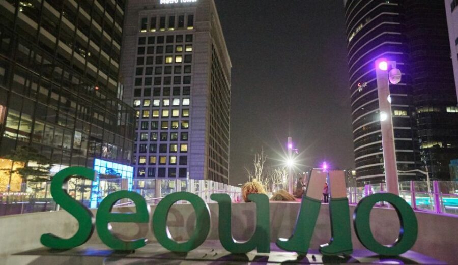 Seoul: Moonlight Rainbow Fountain Show Night Tour - Deoksugung Palace after dark: a palace that still feels human