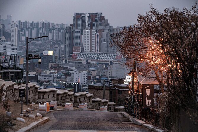 Seoul moonlight walking tour with local historian - Stop 2: Marronnier Park and the live-theater street mood