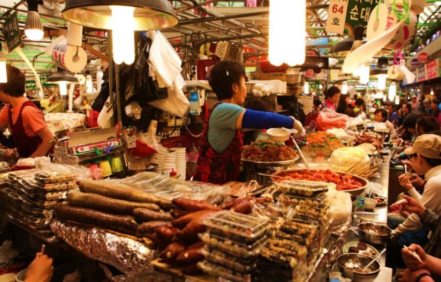 Seoul: Nighttime Tour of Palace, Market, Naksan Park & More - Price and value: what $43 gets you in Seoul at night