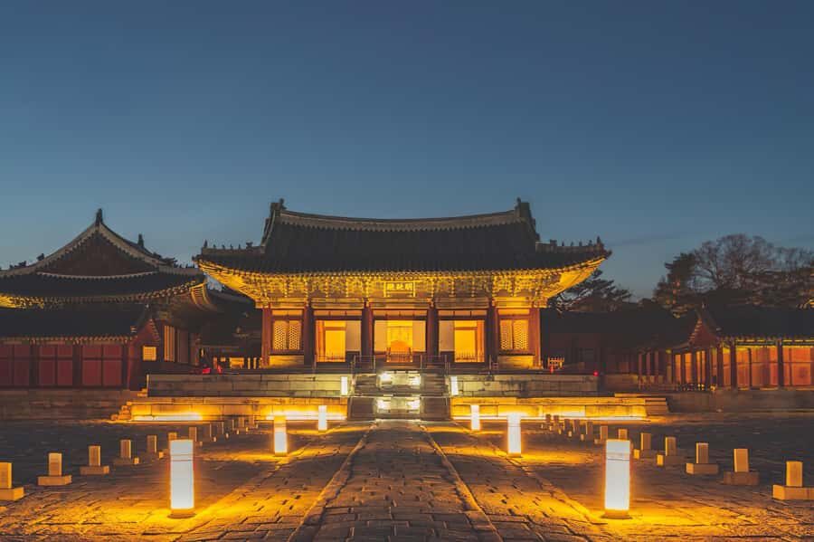 Seoul: Palace, Temple and Market Guided Foodie Tour at Night - Changgyeonggung Palace lit up: why night viewing changes everything