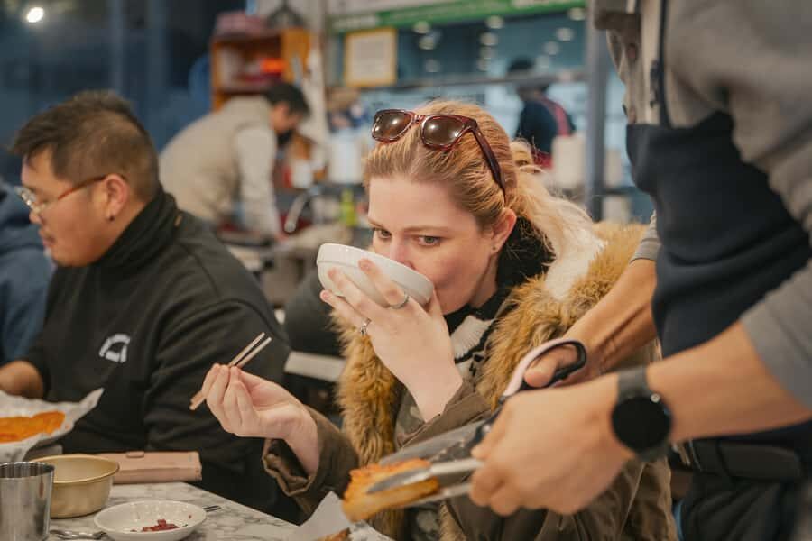 Seoul: Palace, Temple and Market Guided Foodie Tour at Night - Guides matter here: why Mia and Kim are mentioned so often