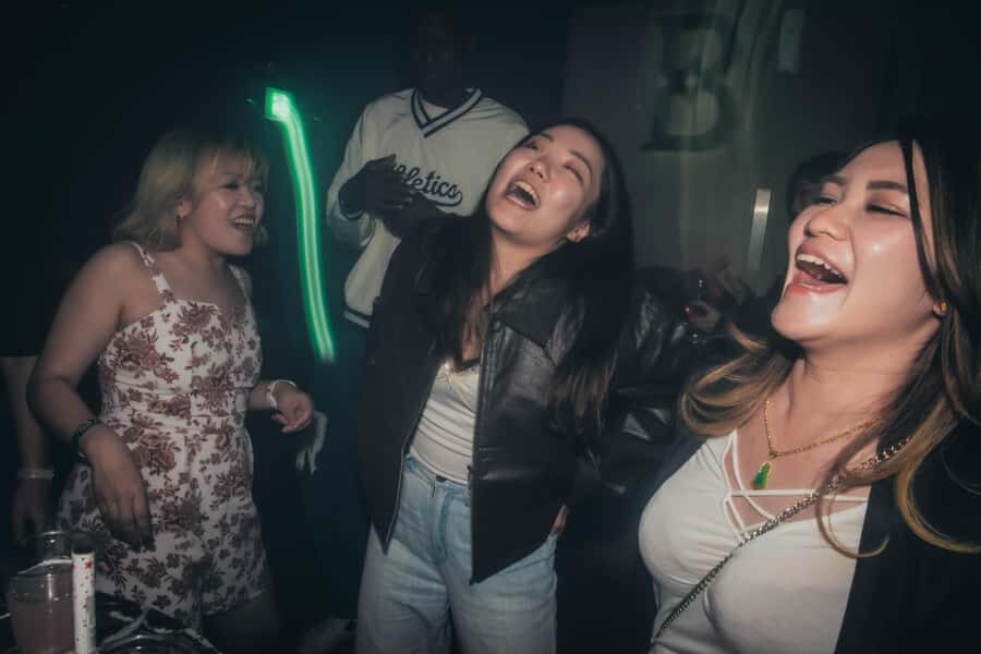 Seoul: Premium Pub Crawl with Limitless Drinks - Stop 3: Itaewon for Four Hours of Late-Night Fun