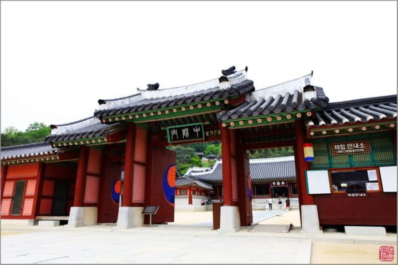 Seoul: Suwon Hwaseong & Waujeongsa & Starfield Heritage Tour - Starfield Suwon Library: A Cool Break Inside the Mall