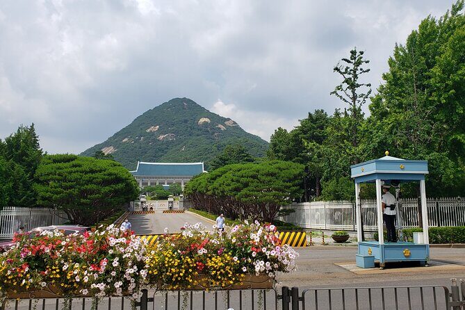 (Small Group) Palace & Seoul Old Town Highlights - The Guide Makes It: Lee’s History Plus Modern Korea Blend