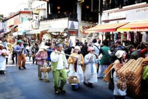 Small-Group Royal Palace and Seoul City Tour (hotel pick-up) - Hotel Pickup and the Small-Group Rhythm