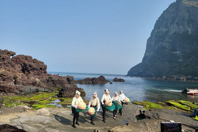 Small Group Tour in East Jeju Healing Island w/Woman Divers Show - Lunch Time on Jeju Island: Flexible, Local, and On Your Own Schedule