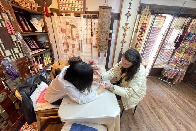 Tour Seoul’s oldest district with a storyteller from Bukchon - Your Bukchon Guide: Film, Screenwriting, and Real Alley Memory