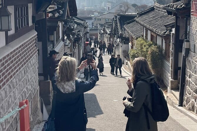 Tour Seoul’s oldest district with a storyteller from Bukchon - Route Overview: From Unhyeongung to Bukchon Hanok Village