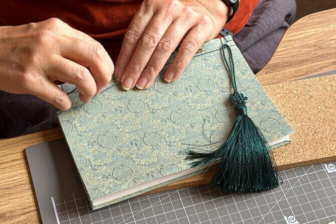 Traditional Korean Bookbinding Experience in Seoul, Hongdae - Silk Choice in Hongdae: Where You Start and How It Changes the Result